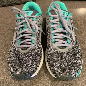Brooks tennis shoes, size 8.